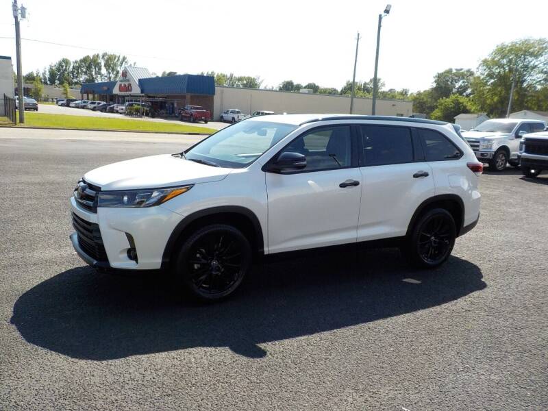 2019 Toyota Highlander for sale at Young's Motor Company Inc. in Benson NC