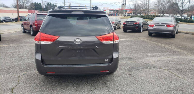 2013 Toyota Sienna LE 7-Passenger