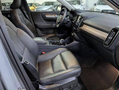 2025 Volvo XC40 B5 Plus Dark Theme