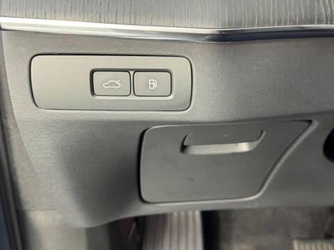 2023 Volvo XC90 Recharge T8 Ultimate Dark Theme