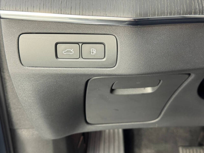 2023 Volvo XC90 Recharge T8 Ultimate Dark Theme