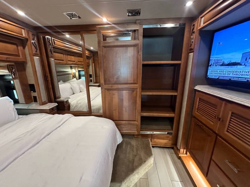 2019 Tiffin Phaeton 40qkh BUNK BEDS, King Bed