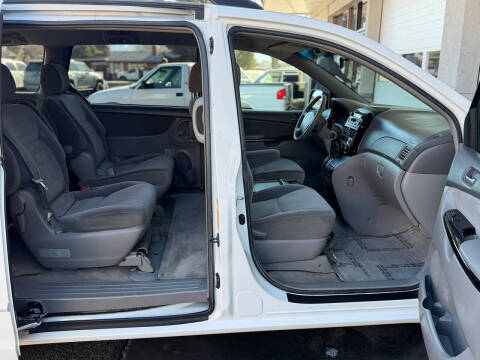 2005 Toyota Sienna LE 7 Passenger