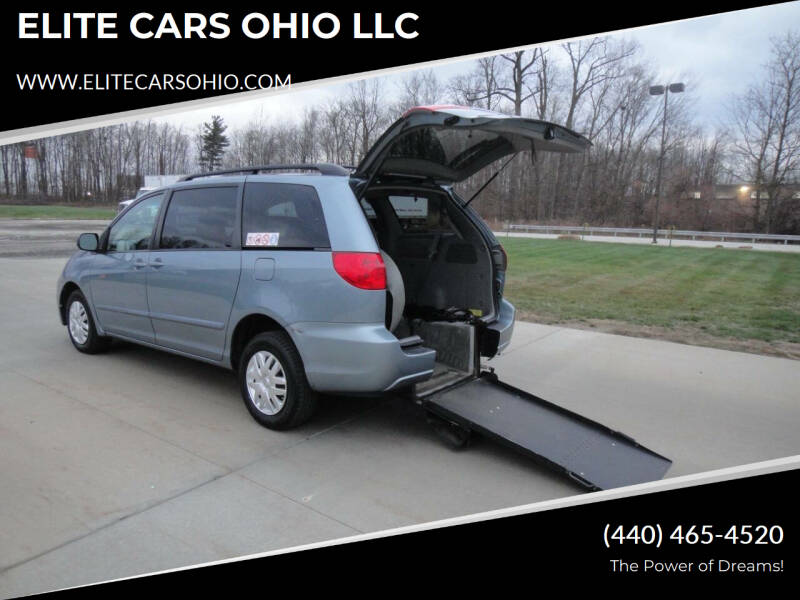 2010 Toyota Sienna LE's photo