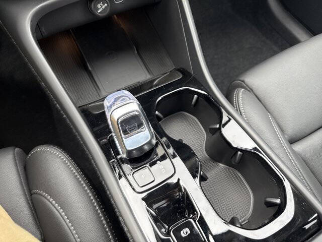 2025 Volvo XC40 B5 Ultra Bright Theme