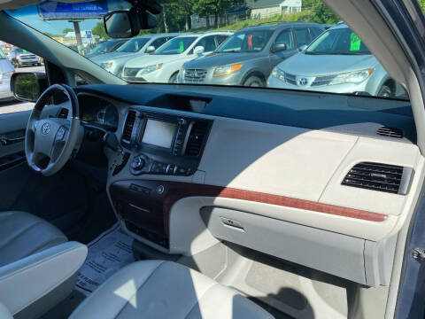 2013 Toyota Sienna XLE Mobility 7-Passenger