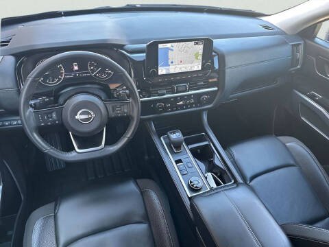2025 Nissan Pathfinder SL
