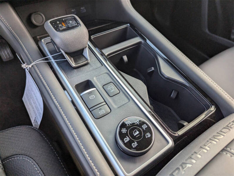 2025 Nissan Pathfinder SL