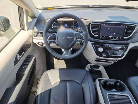 2024 Chrysler Pacifica Plug-In Hybrid Select