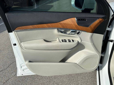 2022 Volvo XC90 T6 Momentum 7-Passenger