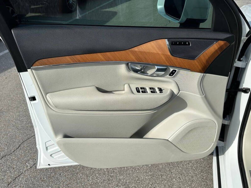 2022 Volvo XC90 T6 Momentum 7-Passenger