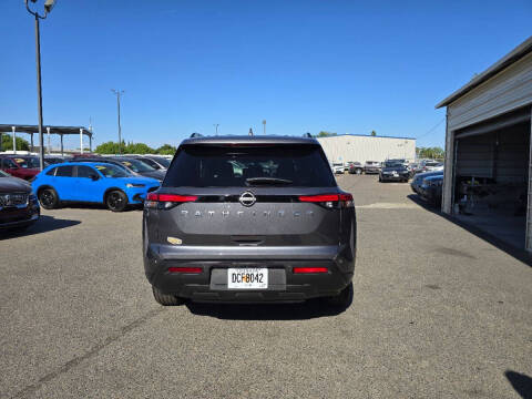 2025 Nissan Pathfinder SV