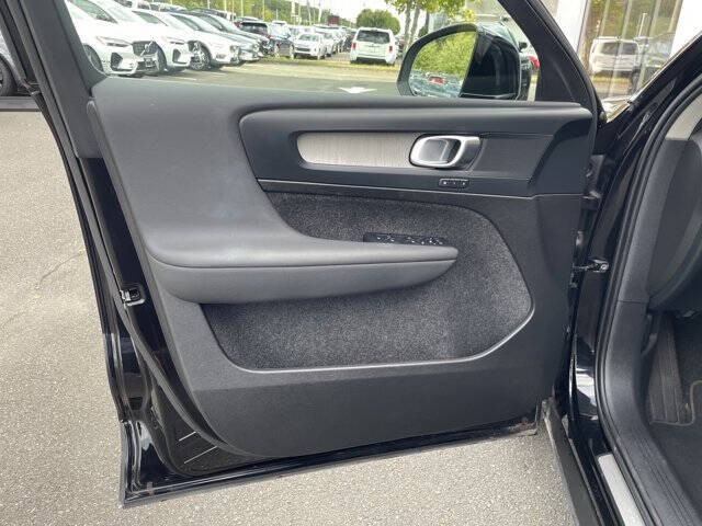 2025 Volvo XC40 B5 Plus Bright Theme