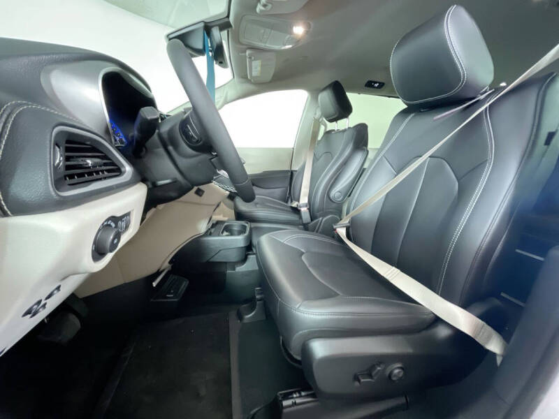 2024 Chrysler Pacifica Touring L photo 10