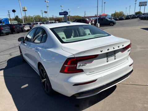 2024 Volvo S60 B5 Core Dark Theme