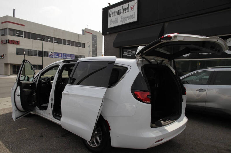 2025 Chrysler Pacifica Select