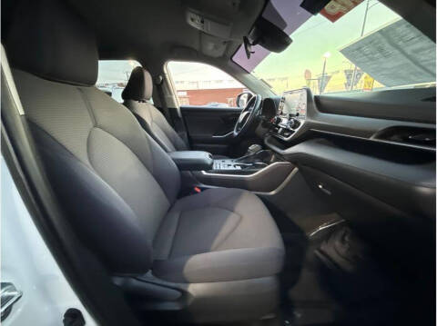 2022 Toyota Highlander LE