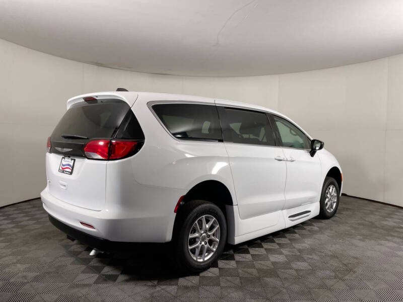 2024 Chrysler Voyager LX