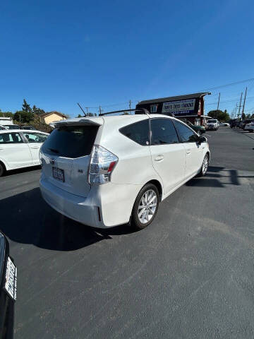 2014 Toyota Prius v Five