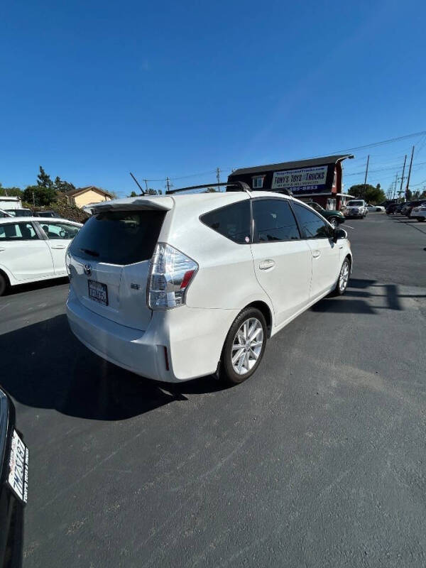 2014 Toyota Prius v Five