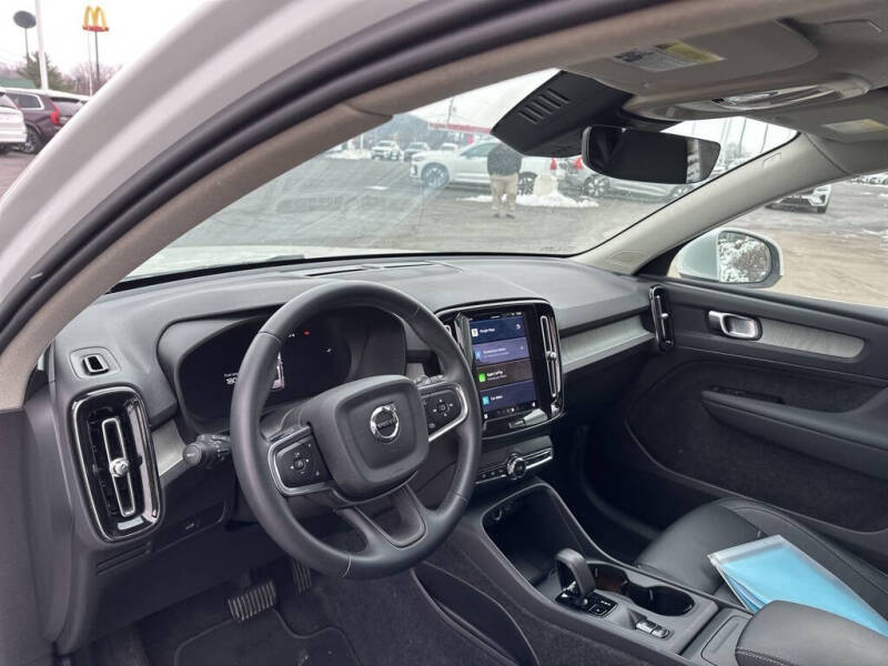 2025 Volvo XC40 B5 Core Bright Theme