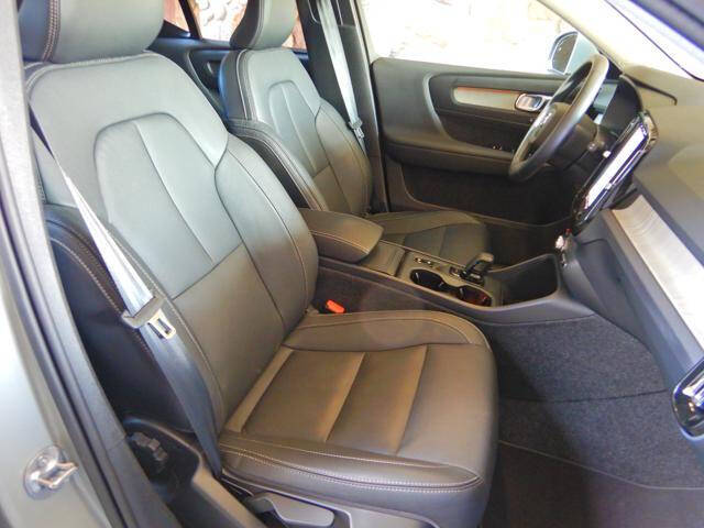 2025 Volvo XC40 B5 Core Bright Theme