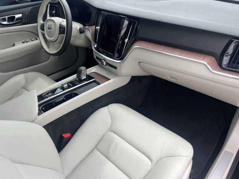 2022 Volvo S60 Momentum - Photo 12