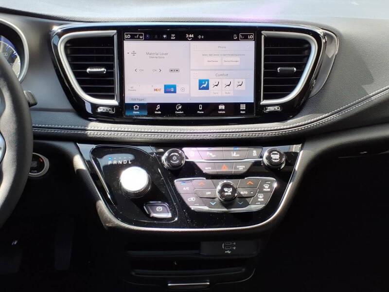 2027 Chrysler Pacifica Select