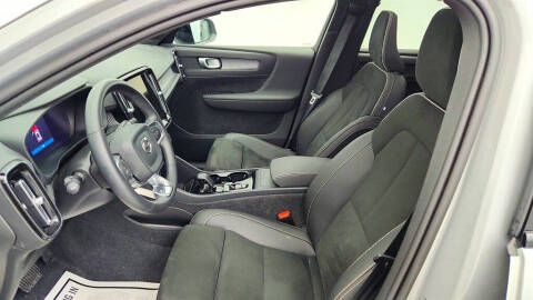 2025 Volvo XC40 B5 Plus Dark Theme