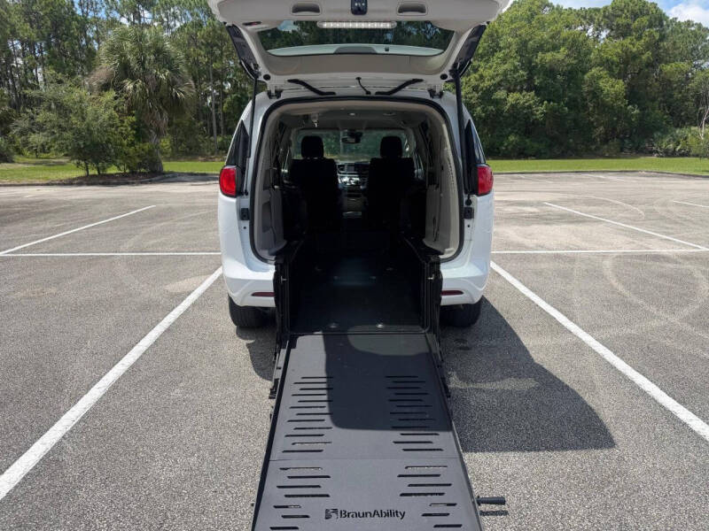 2023 Chrysler Voyager LX