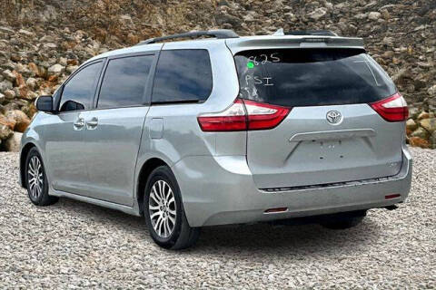 2018 Toyota Sienna XLE 7-Passenger Auto Access Seat