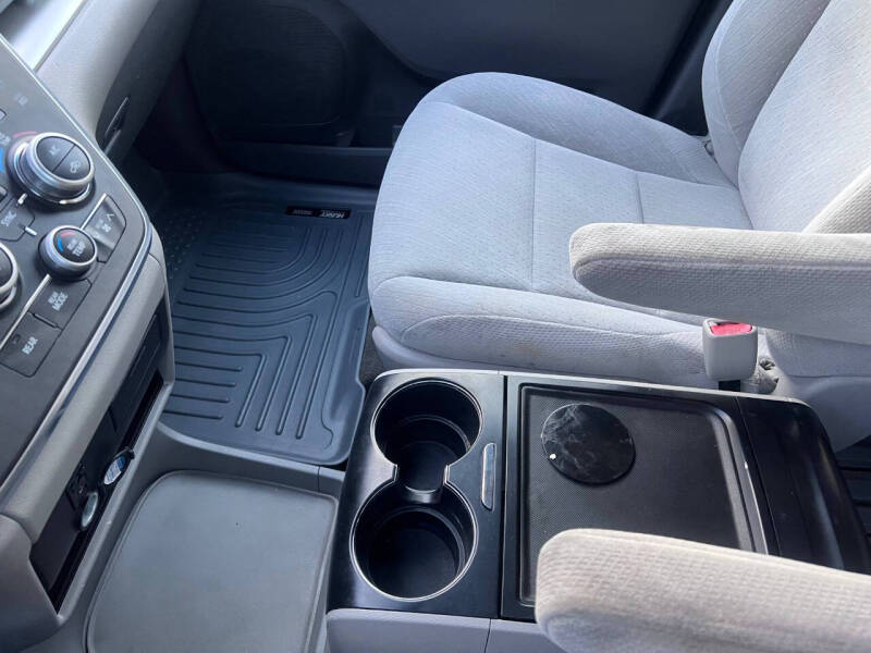 2017 Toyota Sienna LE 8-Passenger