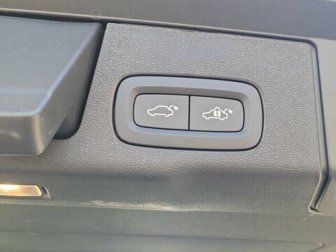 2025 Volvo XC60 B5 Ultra Dark Theme