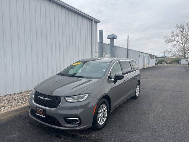 2025 Chrysler Pacifica Select