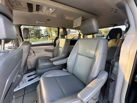 2011 Volkswagen Routan SE