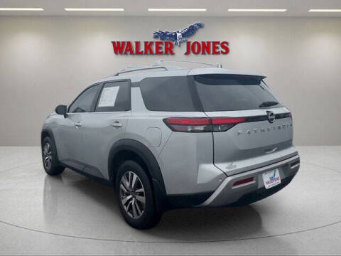 2025 Nissan Pathfinder SL
