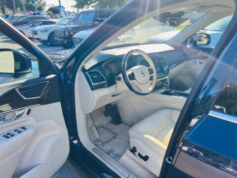 2016 Volvo XC90 T6 Momentum