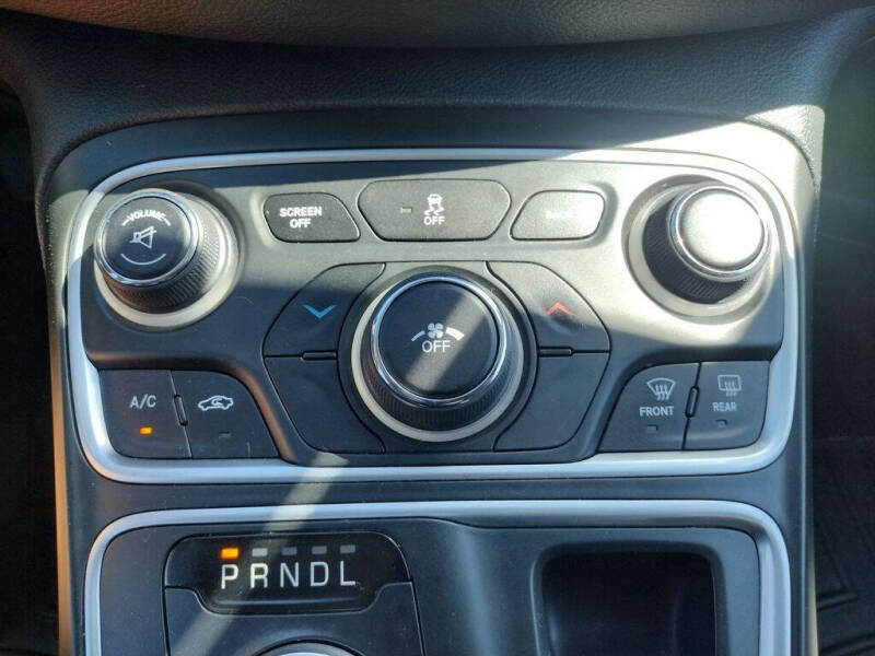 2016 Chrysler 200 LX