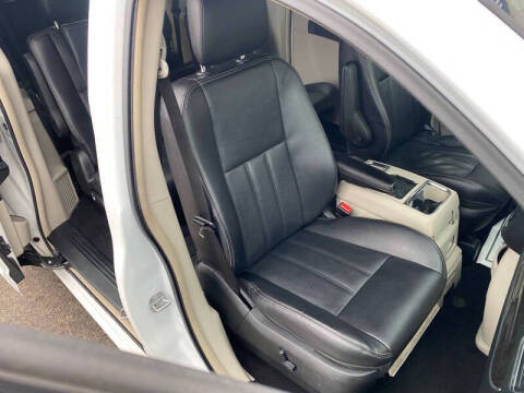 2014 Chrysler Town and Country Touring-L