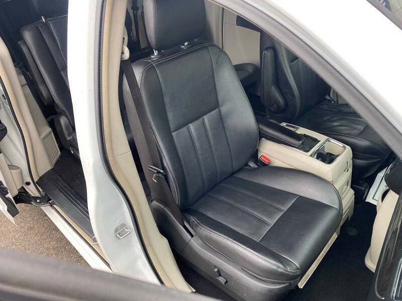 2014 Chrysler Town and Country Touring-L