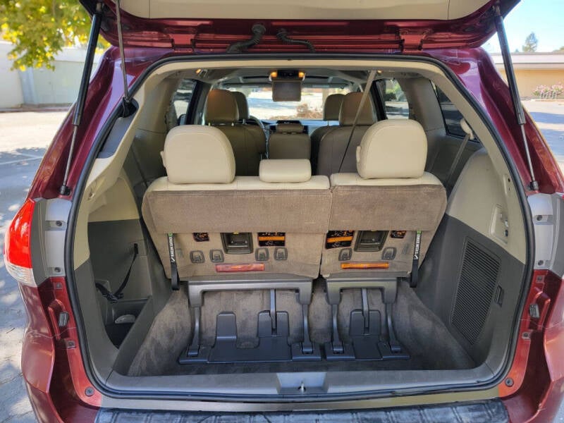 2013 Toyota Sienna XLE photo 13