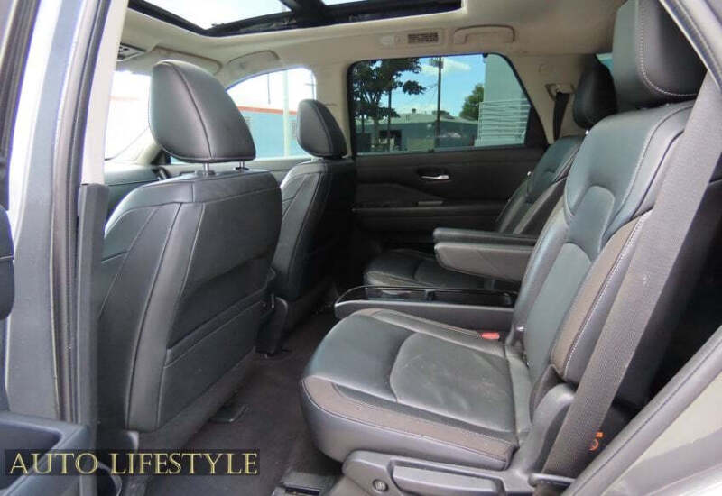 2022 Nissan Pathfinder SL