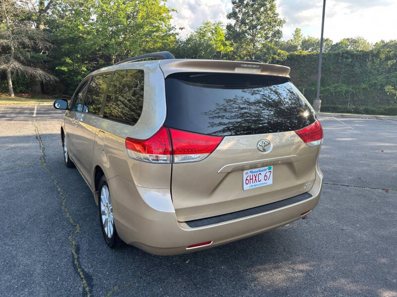 2013 Toyota Sienna LE 7-Passenger
