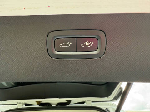 2020 Volvo XC90 T6 Momentum 6-Passenger