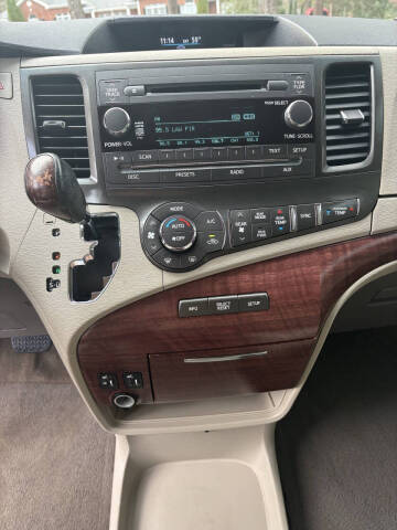 2014 Toyota Sienna XLE 7-Passenger Auto Access Seat