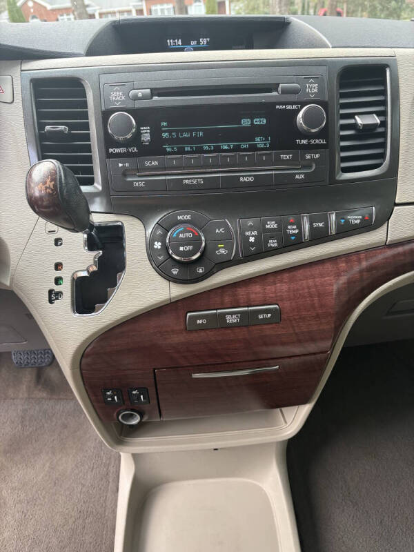 2014 Toyota Sienna XLE 7-Passenger Auto Access Seat