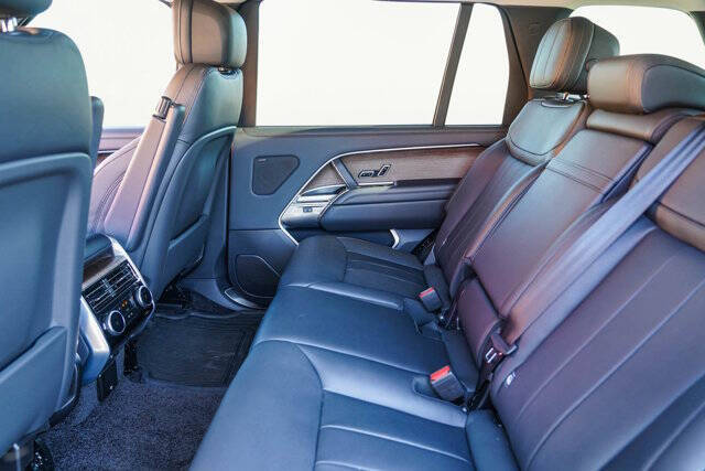 2025 Land Rover Range Rover P400 SE LWB