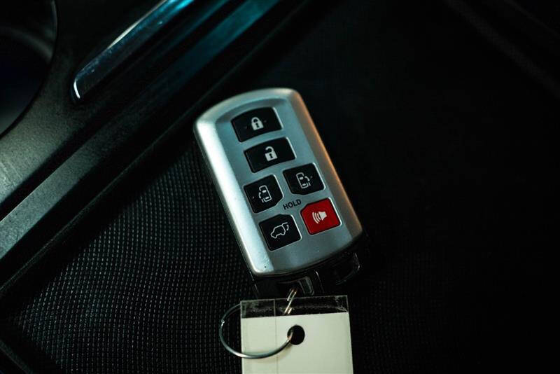 2017 Toyota Sienna SE Premium 8-Passenger