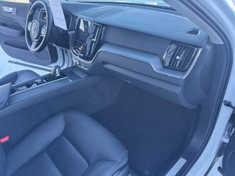 2025 Volvo XC60 B5 Core Dark Theme