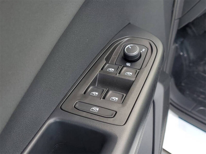 2025 Volkswagen Taos SE Black